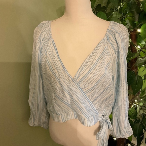 BCBGeneration 3/4 Sleeve V Neck Surplice Crop Top size XL NWT - Picture 4 of 10